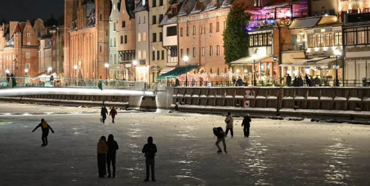 Silny mróz w Pomorskiem - działają ogrzewane namioty, zamarzła Motława