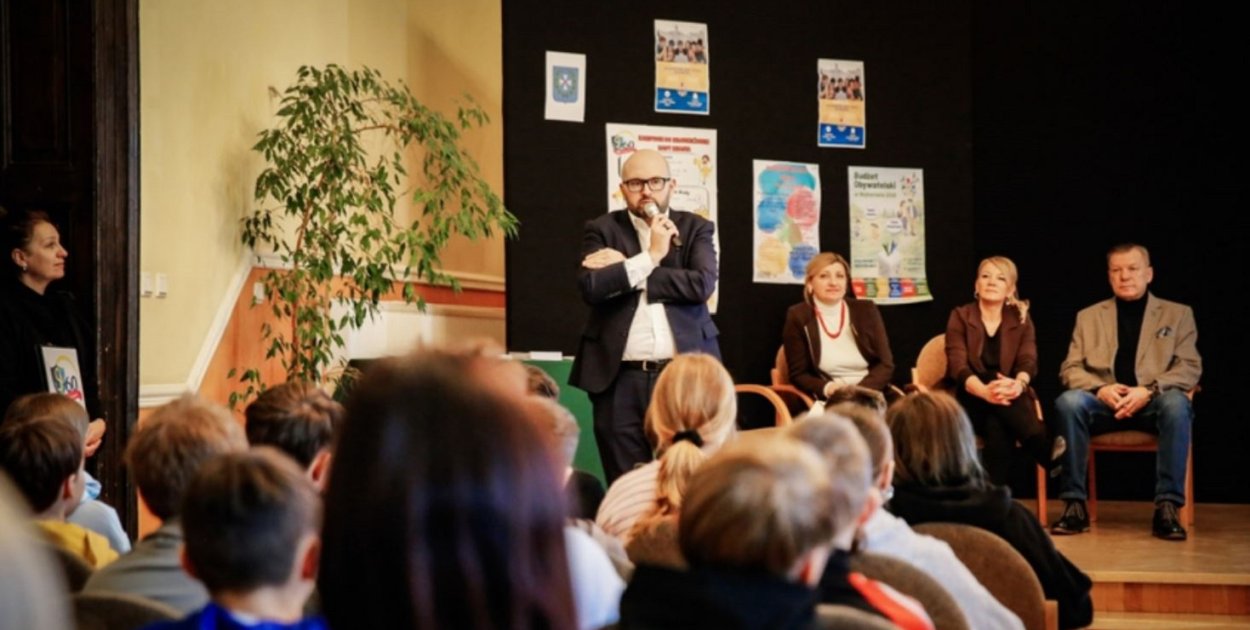 Młodzi przejmują głos! Pierwsza lekcja obywatelska w ramach Młodzieżowej Rady...