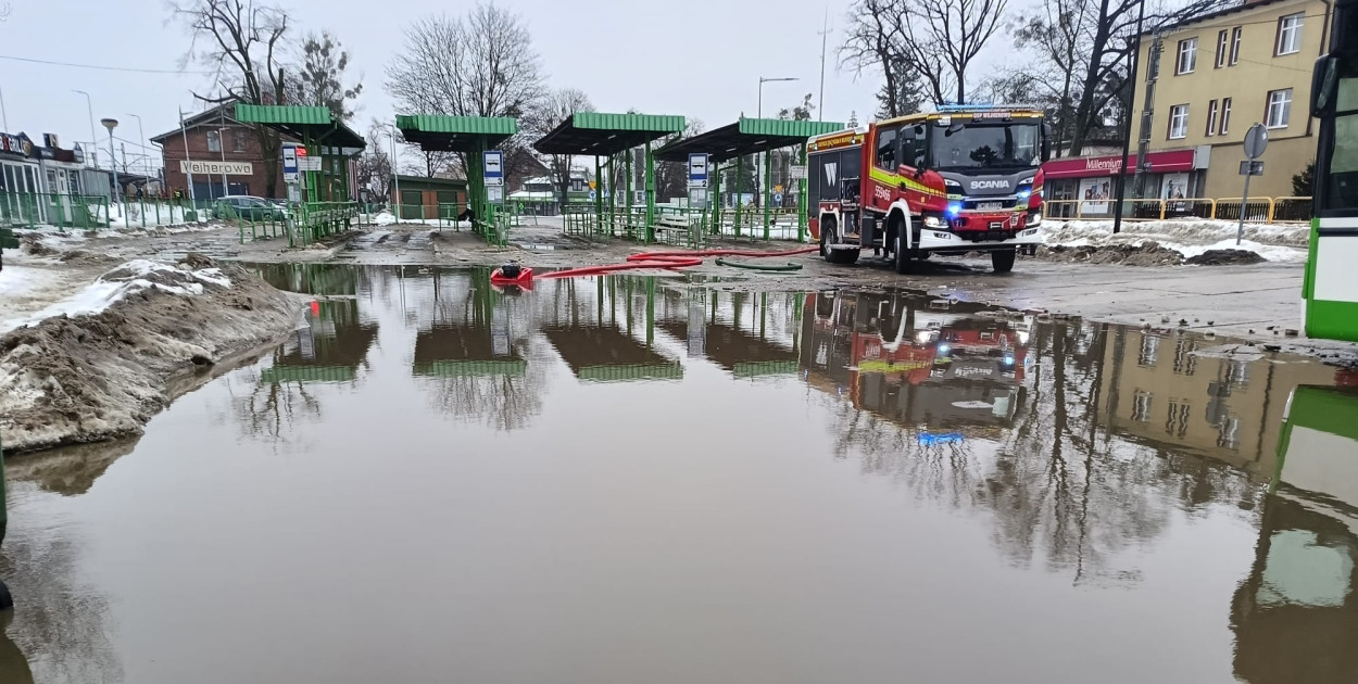 Pomorskie/ Blisko 130 strażackich interwencji w związku z odwilżą