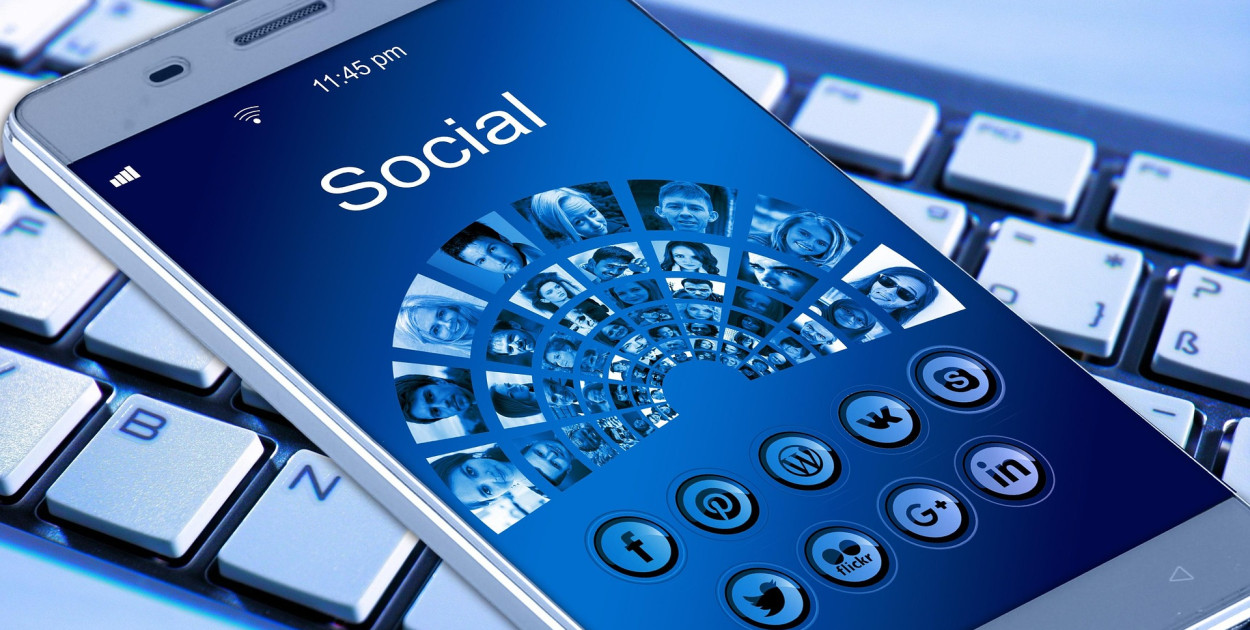 Raport NASK: w 2025 r. platformy usunęły ponad 5,5 tys. materiałów zgłoszonych jak