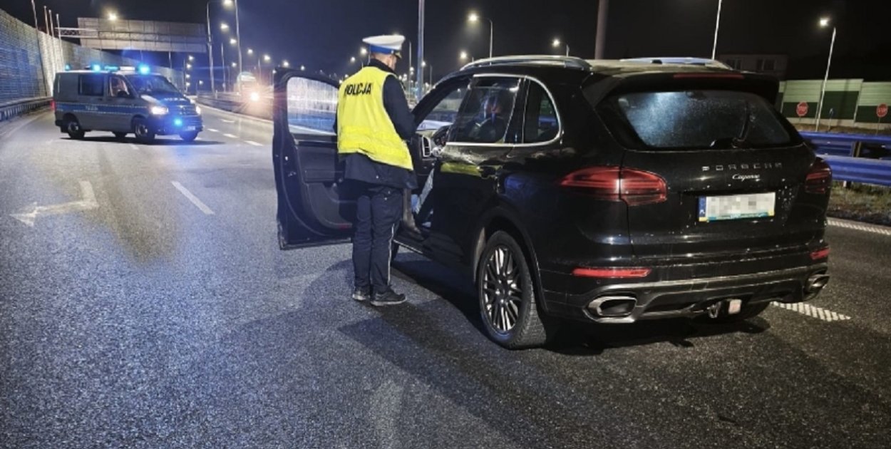 Jechał Porsche pod prąd obwodnicą. 85-latek został zatrzymany przez policjantów