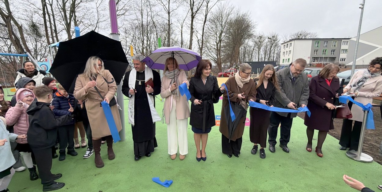 Nowy plac zabaw przy Szkole Podstawowej nr 1 w Żukowie otwarty