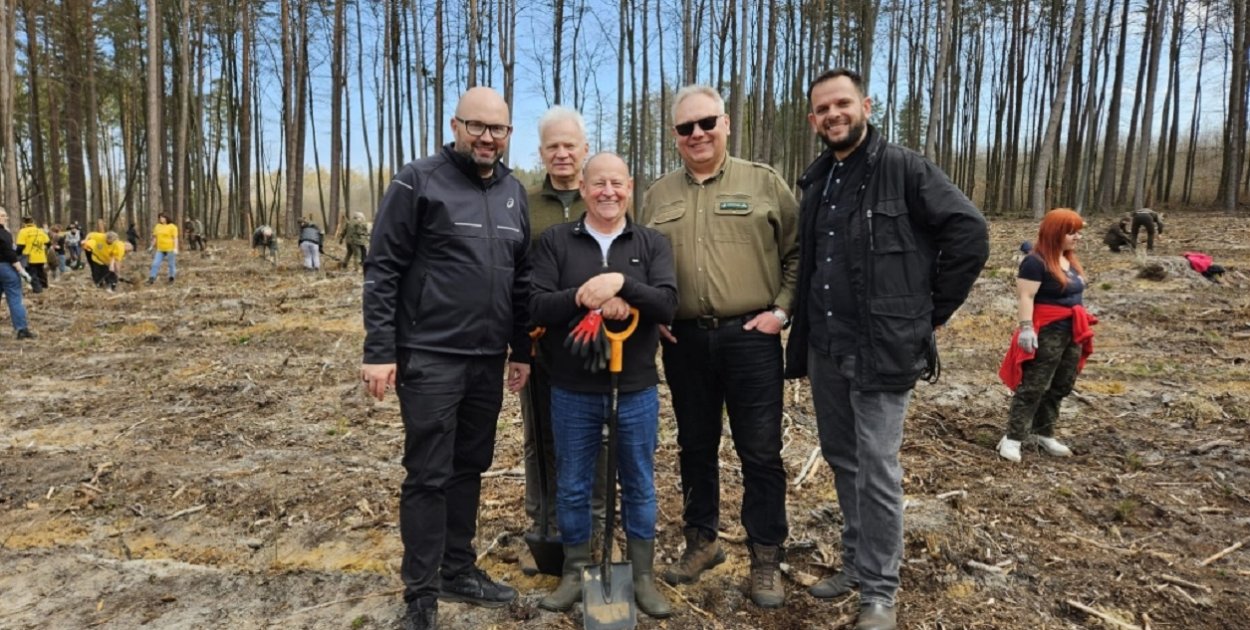 Sadzili las razem z naturą